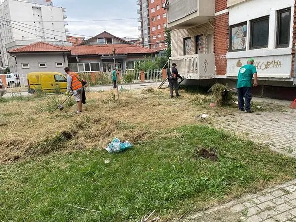 Të dashur qytetarë ju lutemi, që mbeturinat të hudhën në vendin e dedikur për mbeturinat, për arsye të kemi një ambient më të pastër për të gjithë.