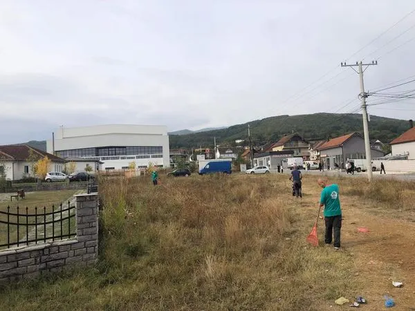 Qendra e Mjekësisë Familjare dhe Obelisku "Maja e Lirisë" në fshatin Greme.