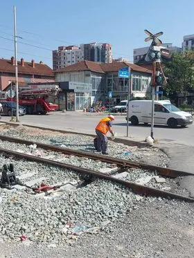 Mirëmbajtja, pastrimi i mbeturinave rreth hekurudhës tek rrethrrotullimi në rrugë "Rexhep Bislimi". 🍀