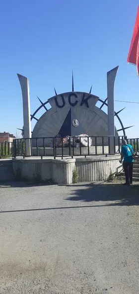 Kositja e barit dhe pastrimi i hapësirës gjelbëruese tek Lapidari i Dëshmorëve "Ramadan Salihu dhe Hasan Qerkini" në fshatin Zaskok. 🍀