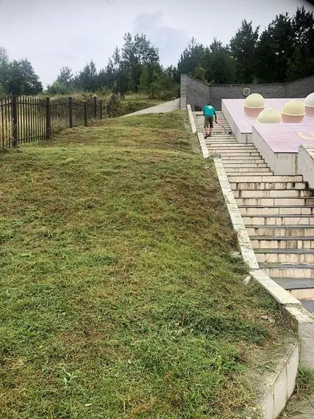 Mirëmbajtja e hapësirave të gjelbërta, kositja dhe pastrimi i barit tek "Lapidari i Dëshmorëve"