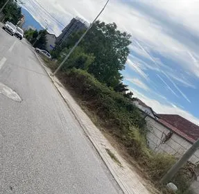 Mirëmbajtja, pastrimi i barit dhe barishteve gjëmbore të cilat kanë bllokuar trotuarin në rrugën "Astrit Bytyqi".