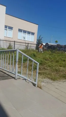 Mirëmbajtja e hapësirave të gjelbërta , kositja dhe pastrimi i barit tek "Zyra e Gjendjes Civile" në fshatin Dardani. 🍀