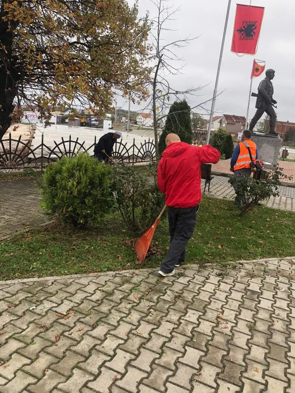 Mirëmbajtja e hapësirës gjelbruese♻️, pastrimin e kubëzave🧹 dhe pastrimin e Lapidarit "Brahim Ademi", në Koshare.