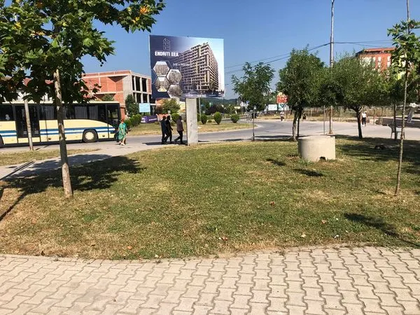Mirëmbajtja e hapësirave gjelbëruese, pastrimi i mbeturinave tek sheshi "Ismail Kadare".