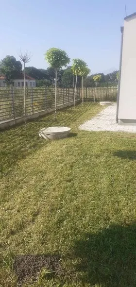 Mirëmbajtja e hapësirës së gjelbërt ,kositja dhe pastrimi i barit tek "Qendra e Mjekësisë Familjare "në fshatin Softaj. 🍀