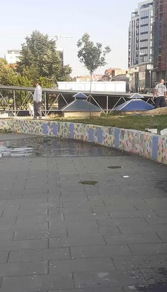 Ujitja me sistemin automatik në orët e hershme të mëngjesit, në pjesët e hapësirave të gjelbërta në sheshin "Ramadan Rexhepi".