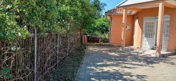Kositja e barit dhe pastrimi i ambientit tek Zyra e Vendit në fshatin Zaskok.