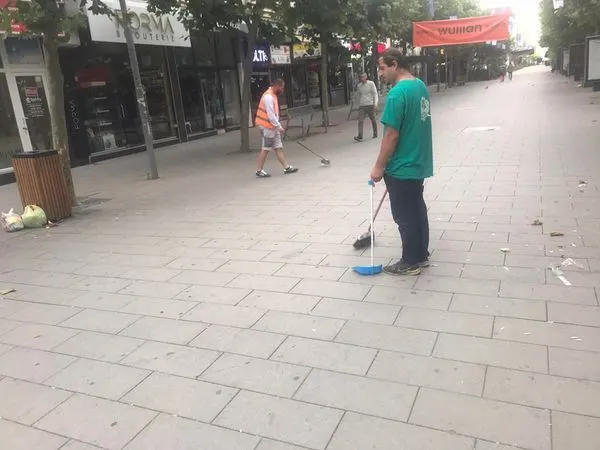 Si çdo ditë edhe sot vazhdon angazhimi ynë për mirëmbajtjen dhe pastrimin e sheshit të qytetit ♻️