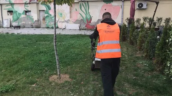 Pamje nga mirëmbajtja🧹🗑, e hapësirave të gjelbërta 🍀, nga punonjësit e NPL "Ambienti" tek sheshet "Ramadan Rexhepi" dhe "Hyrë Emini", në Bulevardin "Dëshmorët e Kombit".