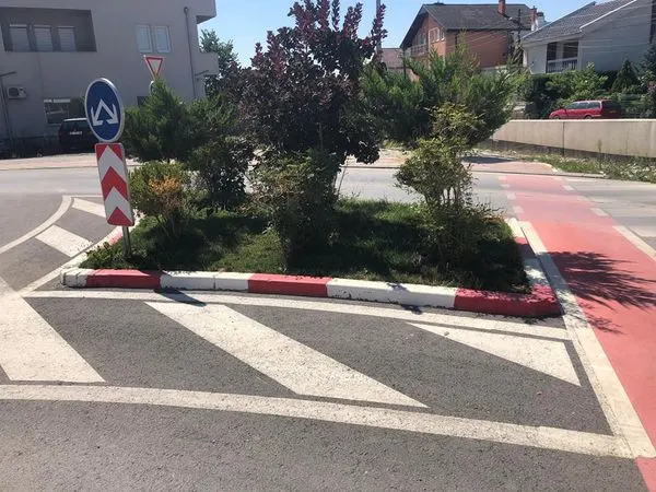 Mirëmbajtja e hapësirës së gjelbërt,kositja dhe pastrimi i  barit tek rrethrrotullimi dhe pjesët tjera të gjelbërta, afër nënkalimit të këmbësorëve në rrugën "Bajram dhe Gursel Sylejmani".