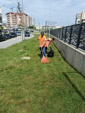 Kositja e barit, pastrimi i hapësirave gjelbëruese te parku dhe rrethrrotullimi në rr. "Ramadan Rexhepi". 🌳