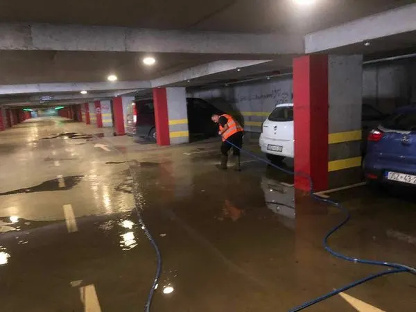 Pastrimi me ujë i parkingut nëntoksor të qytetit.
