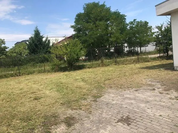 Mirëmbajtja e hapësirës së gjelbërt, kositja dhe pastrimi i barit në oborrin tek "Ambulanta e Mjekësisë Familjare" në fshatin Talinoc.