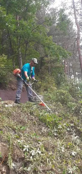 Punonjësit e NPL "Ambienti" 👷🏻‍♂️🦺 ishin të angazhuar në 🧹mirëmbajtjen 🧤e pikës 1, me një kujdes dhe respekt. Së bashku mund të gjejmë mënyra të reja dhe kreative për të ruajtur dhe promovuar këtë vend të rëndësishëm.