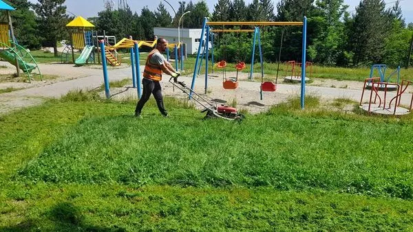 Pastrimi i parkut ,kositja e barit dhe mbledhja e mbeturinave te "Parku Liria". 🌲🍀