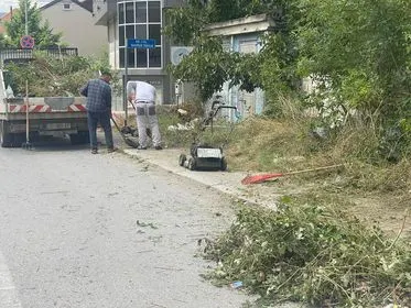 Mirëmbajtja, pastrimi i barit dhe barishteve gjëmbore të cilat kanë bllokuar trotuarin në rrugën "Astrit Bytyqi".