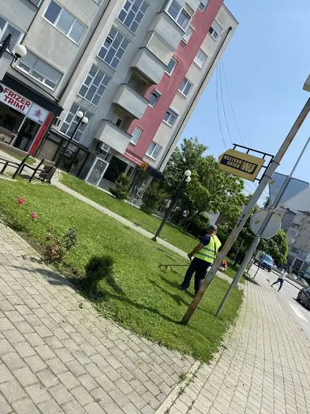 Kositja e barit dhe pastrimi i hapësirës së gjelbërt tek Lapidari "Ahmet Kaçiku".