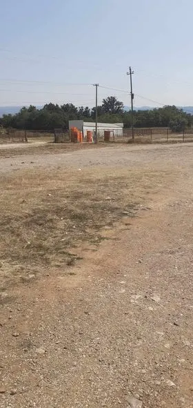 Heqja e mbeturinave dhe mirëmbajtja e hapësirave të tregjeve nga NPL "Ambienti, pas përfundimit të tregut të gjelbërt në fshatin Dardani dhe tregut për shitjen e veturave në Ferizaj.