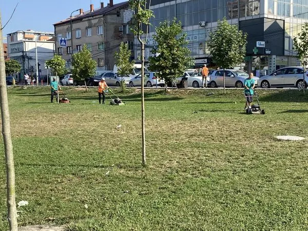 Pamje shumë e bukur tek parku dhe rrethrrotullimi ♻️në rrugën "Uran Tinova", dhe në pjesët tjera të gjelbërta, pas mirëmbajtjes dhe kositjes së barit me një përkushtim dhe kujdes të veçantë🍀.