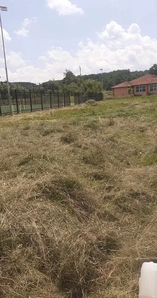 Pastrimi i hapësirës së gjelbërt,kositja e barit tek fusha e sportit në fshatin Lloshkobare. 🍀