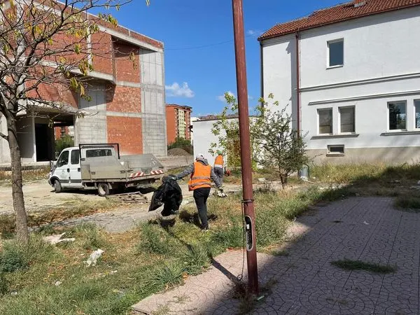 👷🏻‍♂️Punonjësit e NPL "Ambienti" kanë ndërmarr një aksion të 🧹pastrimit të oborrit nga mbetjet e ndryshme dhe heqjen e 🌱 barishteve tek Qendra e Inovacionit, i cili aksion ishte i nevojshëm.