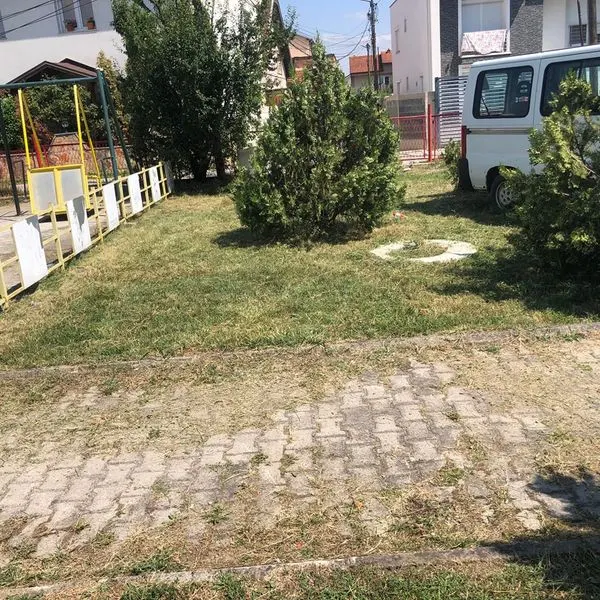 Mirëmbajtja, kositja dhe pastrimi i barit në hapësirën e gjelbërt tek "Qendra e Mjekësisë Familjare 1"(dispanzeri).