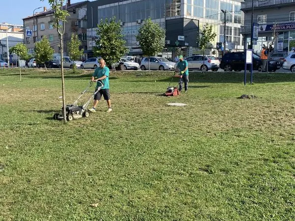 Pamje shumë e bukur tek parku dhe rrethrrotullimi ♻️në rrugën "Uran Tinova", dhe në pjesët tjera të gjelbërta, pas mirëmbajtjes dhe kositjes së barit me një përkushtim dhe kujdes të veçantë🍀.