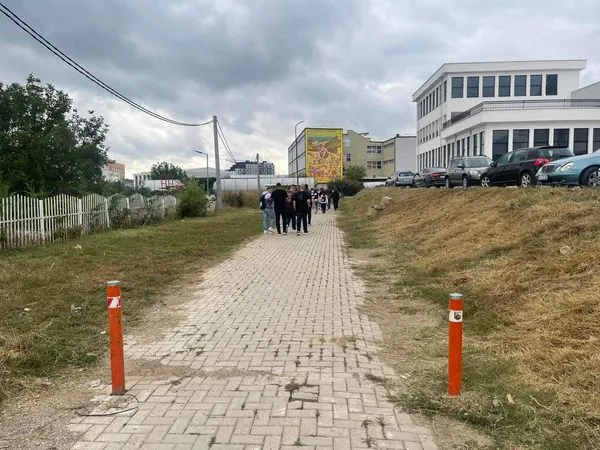 Tani qytetarët, përsoneli mësimor dhe nxënësit e kanë më të lehtë qasjen në rrugën alternative për tek Gjimnazi “Kuvendi i Arbërit”, dhe Shkollën Profesionale “Zenel Hajdini”. Këto janë pamjet pas intervenimit të NPL "Ambienti".