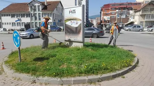 Mirëmbajtja,kositja e barit dhe pastrimi  tek rrethrrotullimi në rrugë "Rexhep Bislimi" (afër hekurudhës). 🍀