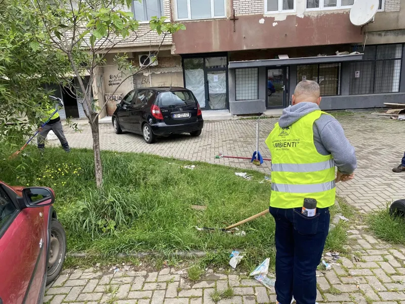 🏙Banesat kolektive në rrugën Dëshmorët e Kombit dhe në parkun tek banesat kolektive në rrugën Vëllezërit Gërvalla.