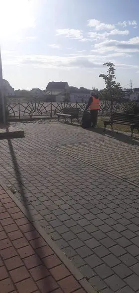 Punonjësit e hapësirave gjelbruese 👷🏻‍♂️🧤🧹të NPL "Ambienti",  po vazhdojnë  angazhimin pa u ndalur në shërbim të të gjithë qytetarëve në lokalitete të ndryshme në qytet ashtu edhe nëpër fshatra të Komunës së Ferizajt.