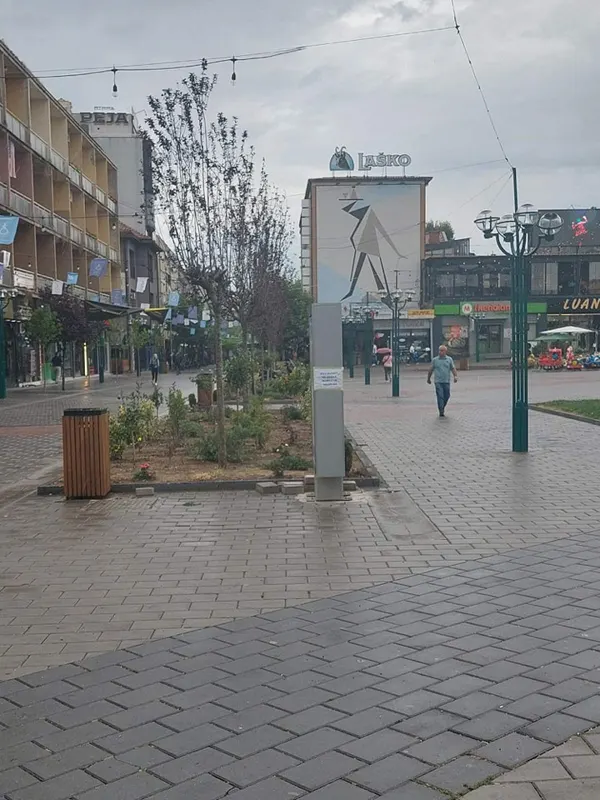 Si çdo ditë edhe sot vazhdon angazhimi ynë për mirëmbajtjen dhe pastrimin e sheshit të qytetit ♻️