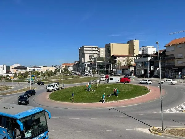 Pamje mahnitëse tek parku dhe rrethrrotullimi ♻️në rrugën "Uran Tinova", dhe në pjesët tjera të gjelbërta, pas mirëmbajtjes dhe kositjes së barit me një përkushtim dhe kujdes të detajuar🍀.