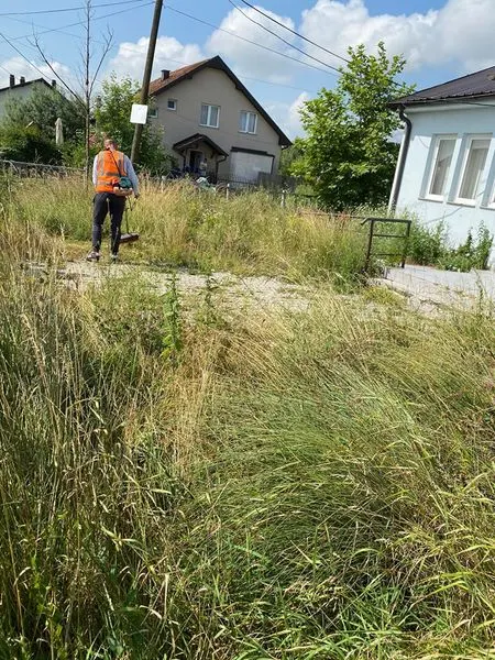 Kositja e barit dhe pastrimi i hapësirës së gjelbërt në oborrin e "Zyra e Gjendjes Civile" në Fshatin e Vjetër. 🍀