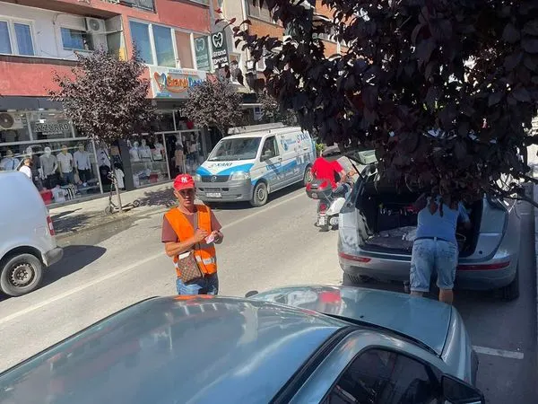 Një ditë e zakonshme e inkasimit nga parkingjet 🚘🚙 në Rr. "Dëshmorët e Kombit".