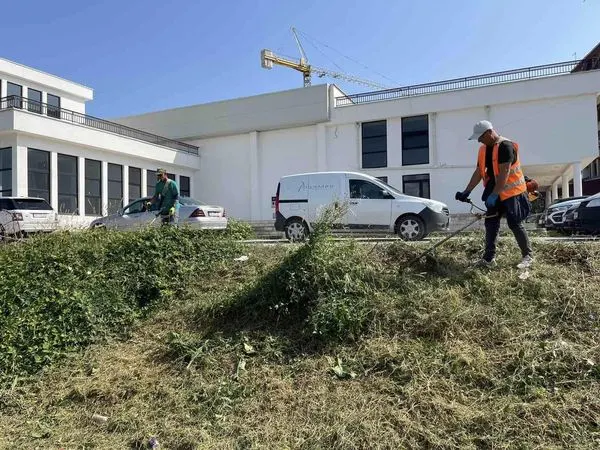 👷🏻‍♂️NPL “Ambienti” gjatë ditës së sotme ka vazhduar aksionin për rregullimin e hyrjeve alternative të dy shkollave të mesme në Ferizaj, duke krijuar qasje më të lehtë fizike të qytetarëve, përsonelit mësimor dhe nxënësve për, Gjimnazin "Kuvendi i Arbër
