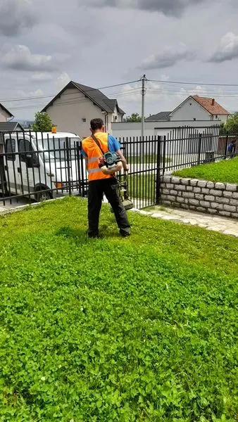 Kositja e barit dhe mirëmbajtja e hapësirës gjelbëruese tek Lapidari "Sejdi Sejdiu" në fshatin Nerodime . 🍀