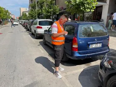 Një ditë pune e pa lodhshme nga punëtorë e inkasimit në parkingun e rrugës "Dëshmorët e Kombit".  🚗