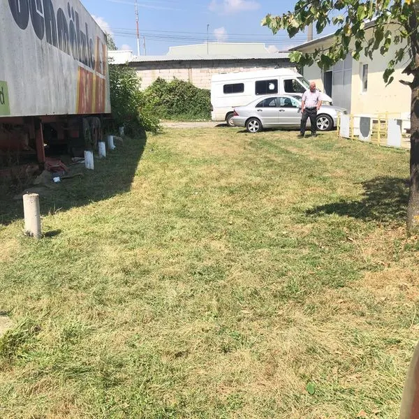Mirëmbajtja, kositja dhe pastrimi i barit në hapësirën e gjelbërt tek "Qendra e Mjekësisë Familjare 1"(dispanzeri).