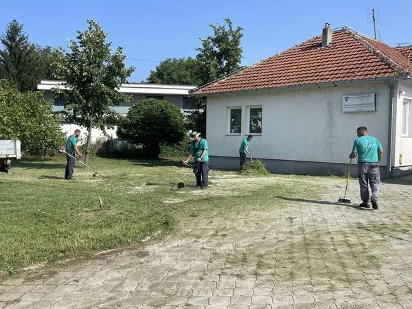 Ambulanta e Mjekësisë Familjare në fshatin Varosh dhe në fshatin Nikadin mirëmbajtja e hapësirës së gjelbërt🍀