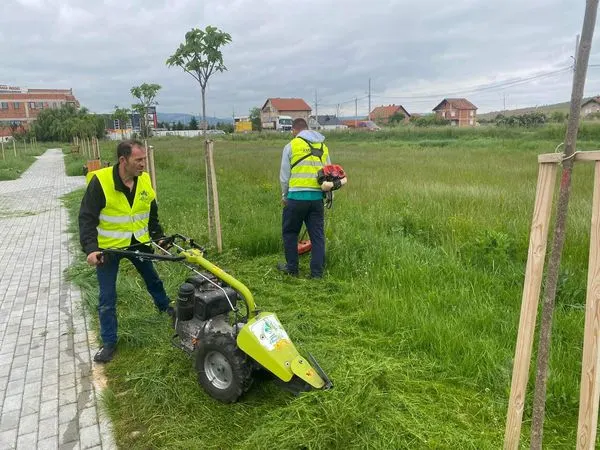 Mirëmbajtja e hapësirave të gjelbërta nga👷🏻‍♂️punonjësit e NPL "Ambienti" në fshatin Koshare.