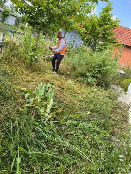 Kositja e barit dhe pastrimi i hapësirës së gjelbërt në oborrin e "Zyra e Gjendjes Civile" në Fshatin e Vjetër. 🍀