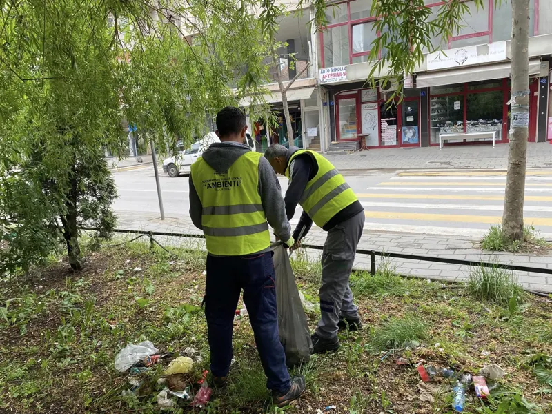 🏙Banesat kolektive në rrugën Dëshmorët e Kombit dhe në parkun tek banesat kolektive në rrugën Vëllezërit Gërvalla.