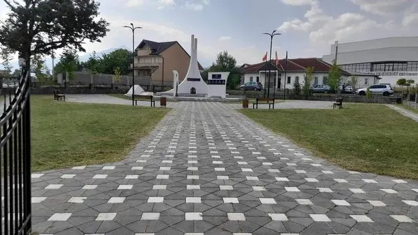 Obeliskut "Maja e Lirisë" tani me pamje të pastër!