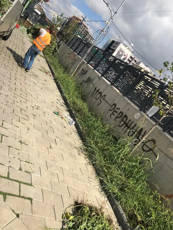 Mirëmbajtja e hapësirës së gjelbërt , kositja dhe pastrimi i barit tek sheshi "Adem Jashari".