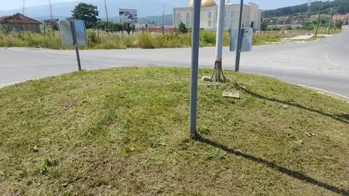Kositja dhe pastrimi i barit,mirëmbajtja e hapësirës së gjelbërt, tek rrethrrotullimi  në fshatin Gaqkë. 🍀