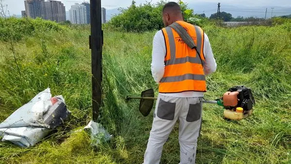 Kositja e barit ,mirëmbajtja e hapësirës gjelbëruese në rrugën "Brahim Ademi". 🍀