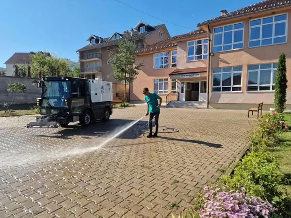 Punëtorët tanë me përkushtim dhe zemër të madhe kanë kontribuar në pastrimin dhe gjelbërimin e vendbanimeve tona