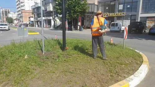Kositja dhe pastrimi i barit ,mirëmbajtja e hapësirave të gjelbërta tek rrethrrotullimi dhe në  vijën ndarëse  të rrugës "Rexhep Bislimi". 🍀